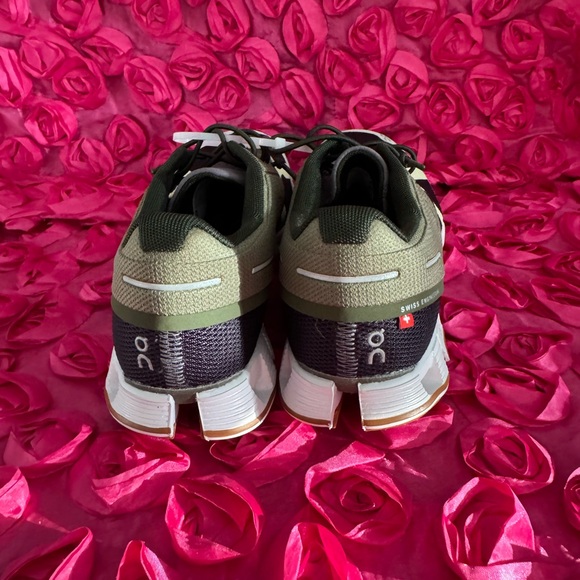 On cloud running women - Picture 4 of 8